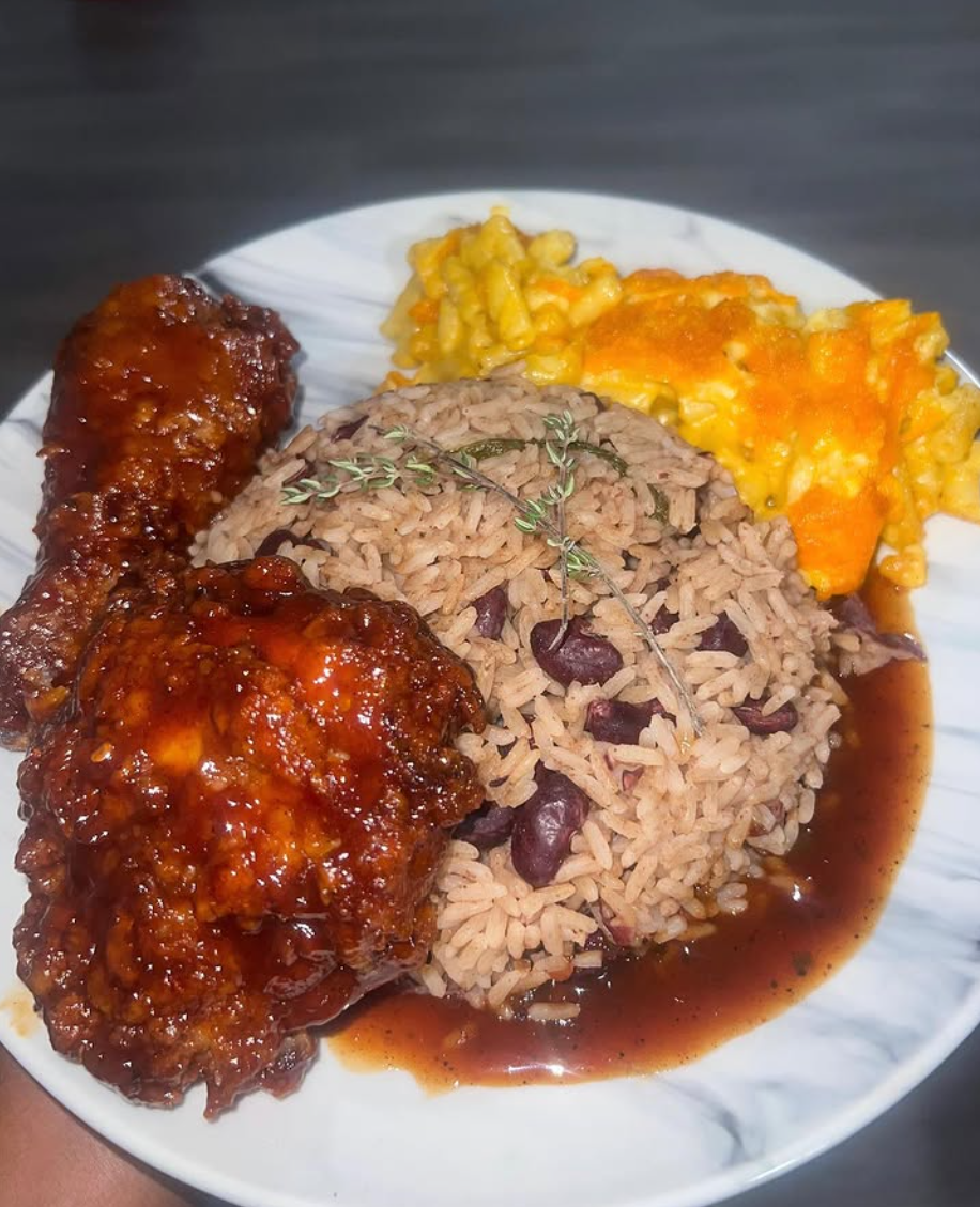 Fried chicken with rice and peas and mac and cheese